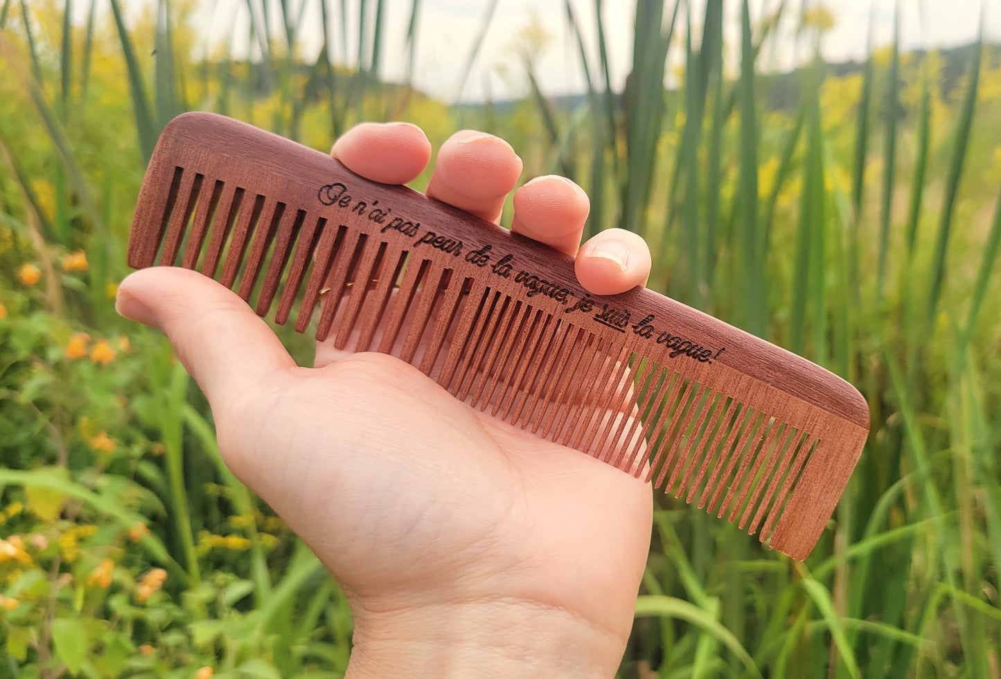 Peigne d'acupression en bois pour l'enfantement